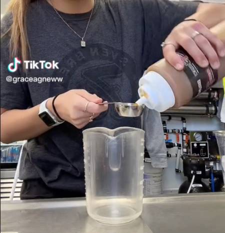 Add one tablespoon brunette sauce to mixing cup