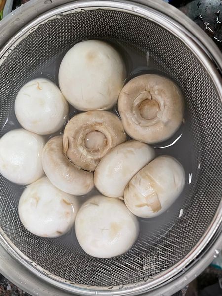Step 1-1 Clean the mushrooms