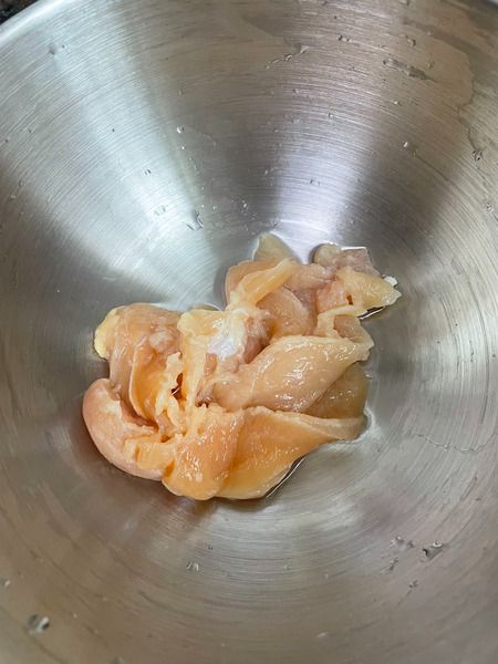 Step 1 Slice the chicken breast into thin pieces