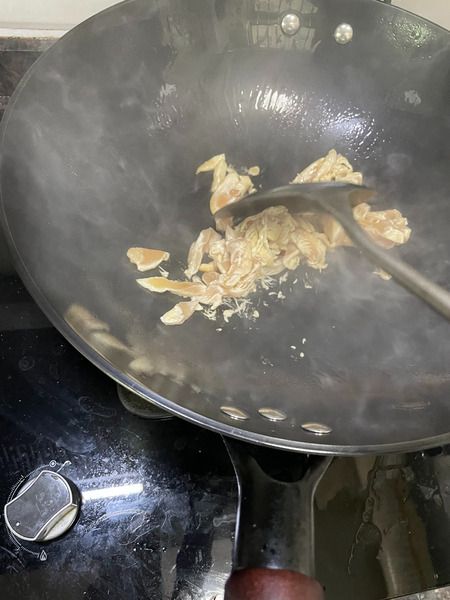 Step 3-2 Add chicken and stir-fry quickly