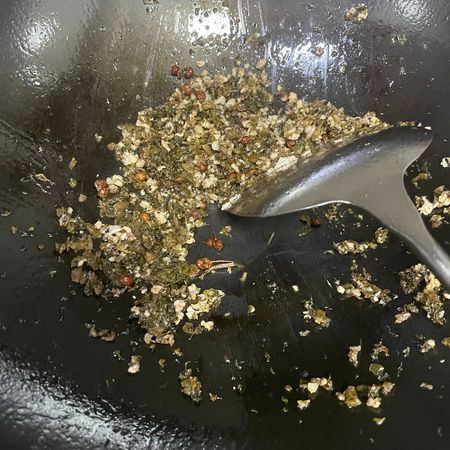 Step 3 Add Yibin Suimiyacai and stir-fry until fragrant
