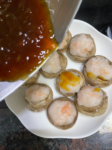 Step 9-1 Drizzle the sauce over the mushrooms